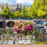 Pyöriä ja kukkia sillalla