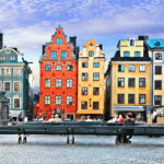 Penkki ja värikkäät talot vanhan kaupungin torilla, Tukholma.