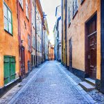 Tukholman vanhan kaupungin kapea mukulakivikatu.