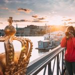 Nainen ottaa kuvaa kultaisesta kruunusta.