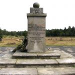 Juutalaisvainojen kivinen muistomerkki.