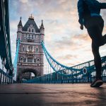 Henkilö juoksee Lontoon Tower Bridgellä.
