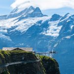 Ihmisiä näköalatasanteella vuoristossa.