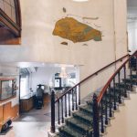 Hotellin aula ja upea portaikko