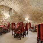 Aamiainen tarjoillaan upeassa holvikellarissa