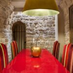 Aamiainen tarjoillaan upeassa holvikellarissa