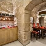 Aamiainen tarjoillaan upeassa holvikellarissa