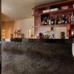 Hotellin aulabaari ja kirjasto