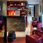 Hotellin aulabaari ja kirjasto