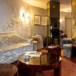 Hotellin aulabaari ja kirjasto