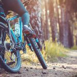 Maastopyöräilijä maastopolulla alaviistosta kuvattuna.