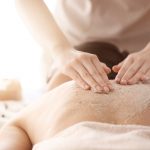 Hoitaja tekemässä kuorintakäsittelyä asiakkaan selälle.