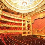 Oopperatalon punaisen ja kullanväristä sisustusta.