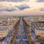 Ilmakuvaa kadusta aamuauringossa,