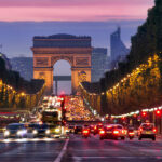 Iltanäkymää kadulta, taustalla Riemukaari.