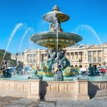 Koristeellinen suihkulähde aukiolla.