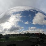 Lähikuva peilipintaisesta pallosta tiedekeskuksen alueella.