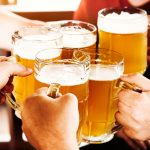 Kaveriporukka kilistää oluttuoppeja.