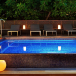 Uima-allas iltavalaistuksessa