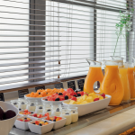 Mehua kannuissa pöydällä