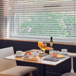 Aamiaiskattaus pöydässä