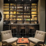 Baaritiski ja kaksi nojatuolia