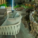 Oleskelualue iltavalaistuksessa, Palmyra Beach Hotel, Glyfada, Kreikka