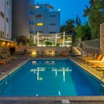 Uima-allas iltavalaistuksessa, Palmyra Beach Hotel, Glyfada, Kreikka
