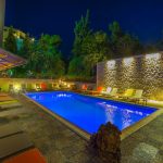 Uima-allas iltavalaistuksessa, Palmyra Beach Hotel, Glyfada, Kreikka