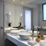 Comfort-huoneen kylpyhuone, Athens Tiare Hotel, Ateena, Kreikka