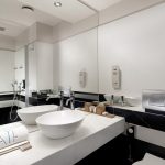 Deluxe-huoneen kylpyhuone, Athens Tiare Hotel, Ateena, Kreikka