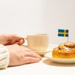 Ruotsalainen kanelipulla ja kahvia