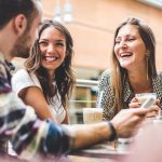 Ystävykset kahvilassa