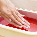 naisen kädet parafiiniöljy