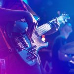 Kädet soittavat sähkökitaraa