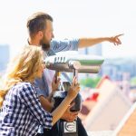 Pariskunta Tallinnassa kiikaroimassa kaupunkia