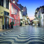 Kaupungin katu iltahämärässä, kadun pinta aaltomaista kivipintaa.