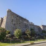 Vanha kivilinna kirkkaana päivänä.