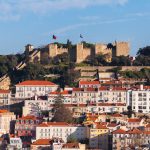 Linnoitus kukkulalla kaupungissa.