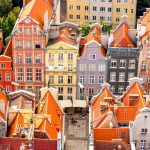 Värikkäitä vanhankaupungin taloja Gdanskissa.