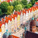 Kapeitta, värikkäitä taloja Gdanskin vanhassa kaupungissa.