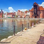 Näkymää puiselta tasanteelta Motlawa-joelle ja Gdanskin vanhaan kaupunkiin.