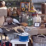 Käytettyjen tavaroiden myyntipöytä Amsterdamissa.