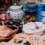 Vanhoja astioita ja esineitä pöydällä.