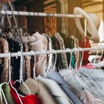 Vaatteita roikkumassa hengareissa.