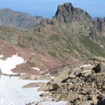 Ryhmä vaeltajia lumisessa laaksossa.