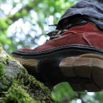 Lähikuva vaeltajan kengästä maastossa.