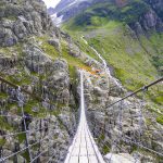 Riippusilta julhissä vuoristomaisemissa.