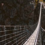 Riippusilta kallioiden välissä.