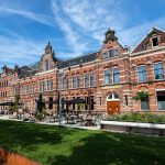 Hotellin toisella puolella on kaunis puisto